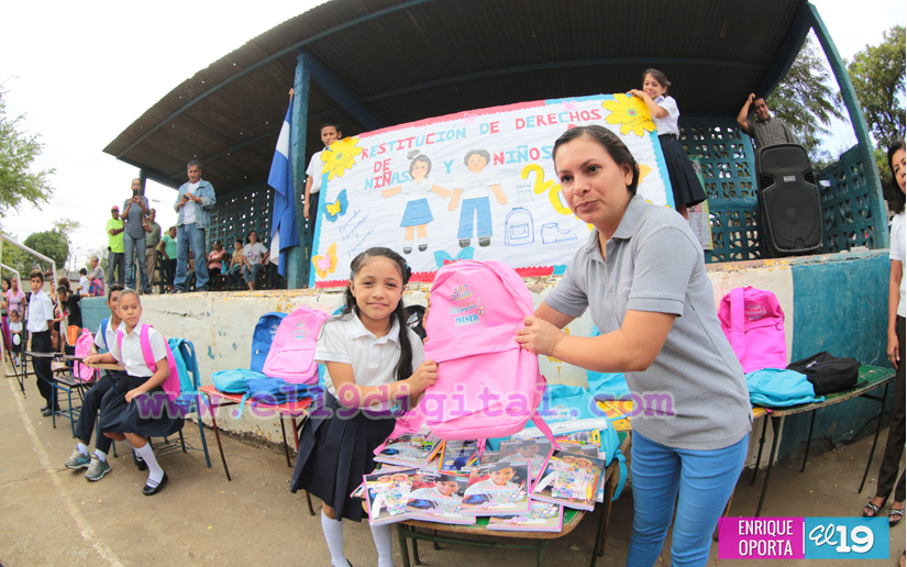 Niñ@s del distrito VII de Managua reciben paquetes escolares