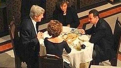 Publican incómoda foto de Kerry con presidente sirio