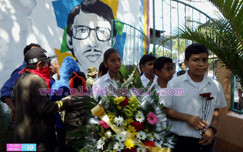 Estudiantes entregan ofrenda floral a los héroes de Monimbó