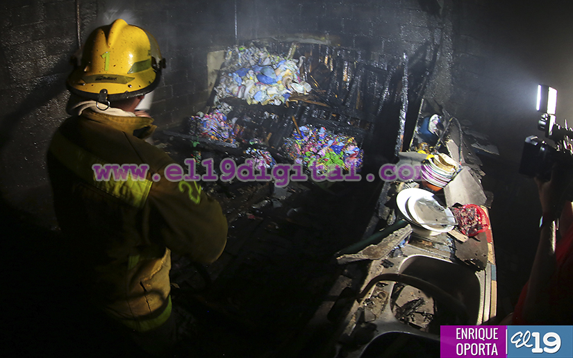 Bomberos controlan incendio en negocio cercano al Mercado Oriental