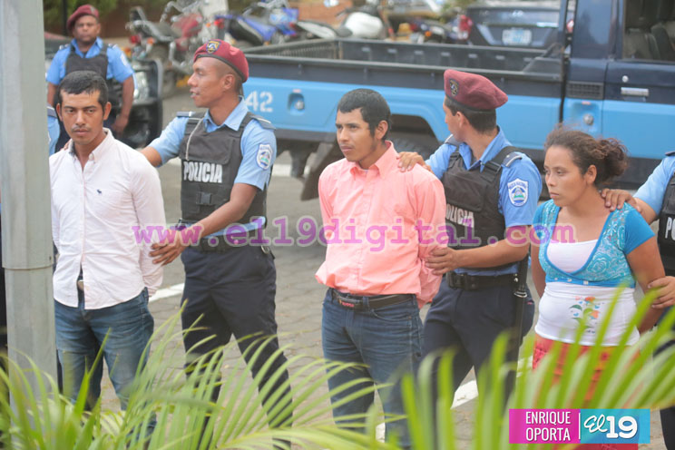 Presentan a cinco detenidos por asesinato