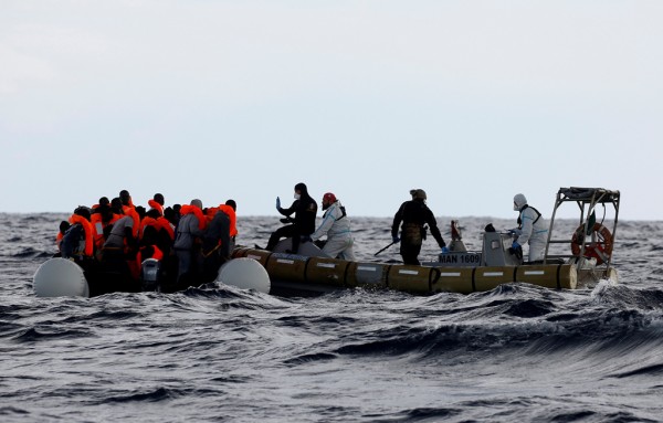 Traficantes matan a una veintena de migrantes en Libia