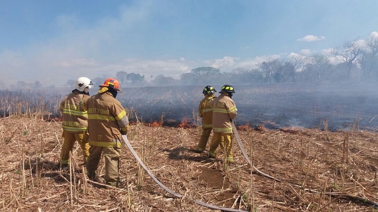 Bomberos atienden incendio en Campuzano, Nindirí