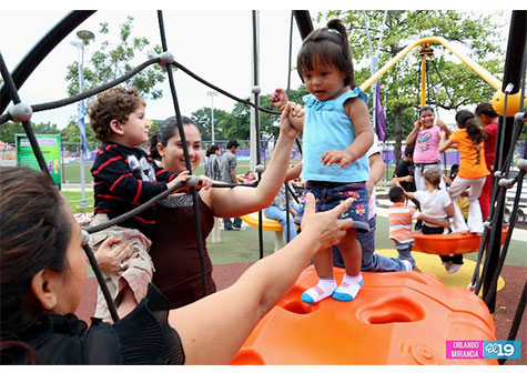 Familias disfrutan del Parque Luis Alfonso y del Puerto Salvador Allende
