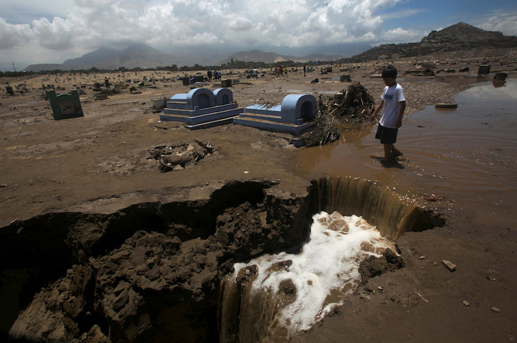 Retiran restos de cementerio inundado en Perú