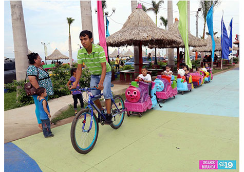 Familias disfrutan del Parque Luis Alfonso y del Puerto Salvador Allende