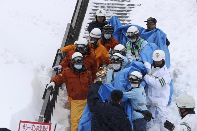 Mueren ocho adolescentes tras avalancha de nieve en Japón