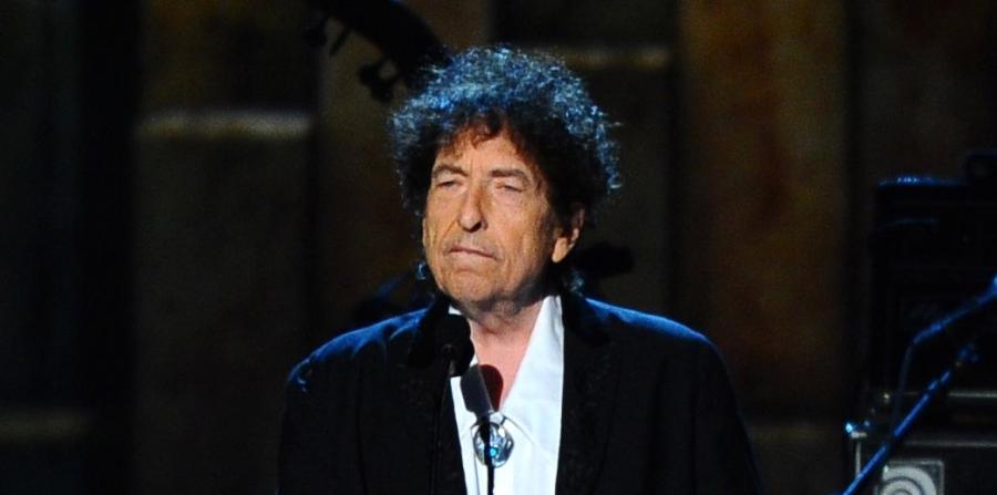Bob Dylan no da señales de querer el Nobel de la Literatura