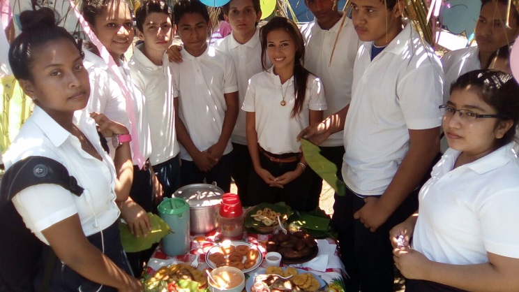 Estudiantes realizan exposición de comidas de Cuaresma