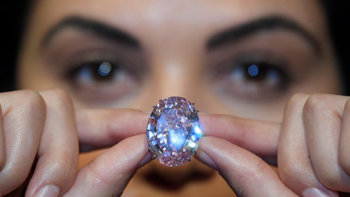 La subasta de un diamante rosado en Hong Kong podría batir récords