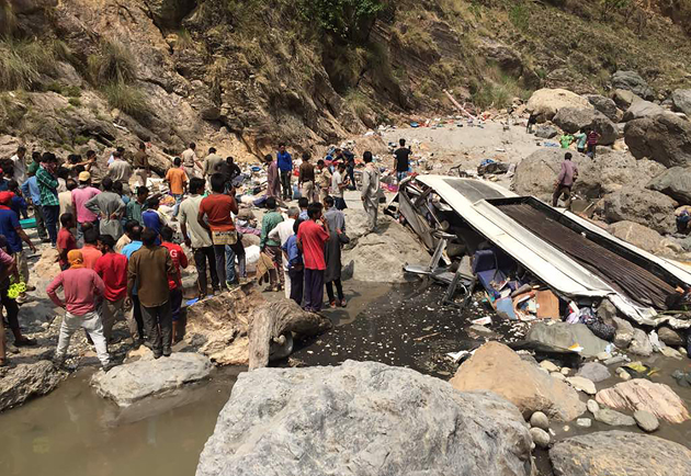 Un camión se desbarranca en la India; hay 41 muertos