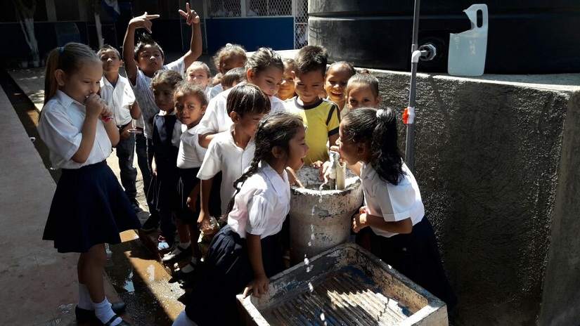 Enacal garantiza agua potable a estudiantes del colegio Brett Crawford
