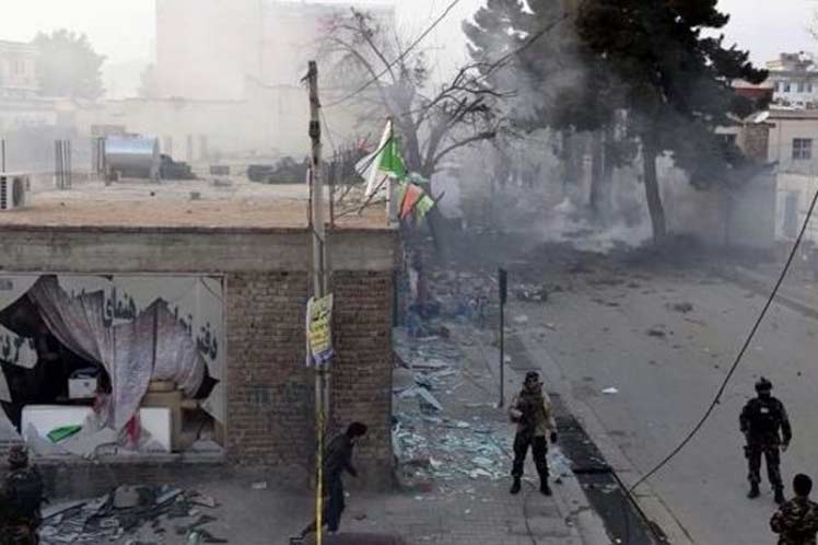 Ataque talibán a cuartel afgano deja 150 muertos y decenas de heridos