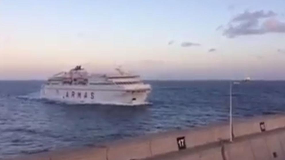 Un ferry con 140 personas a bordo se estrella contra un muelle en España (+video)