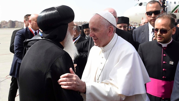 El Papa Francisco llega a El Cairo para una visita de dos días