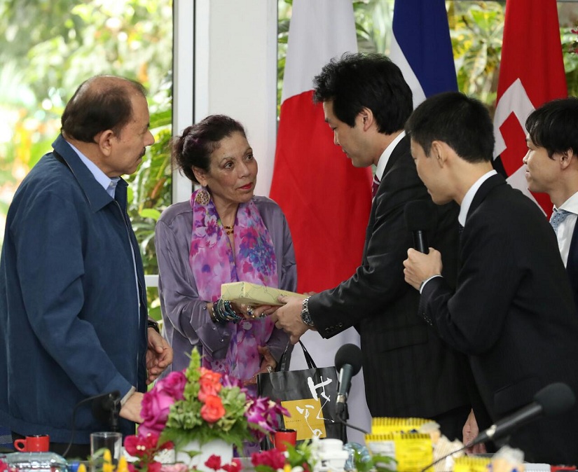 Rosario tras Entrega Orden Rubén Darío al JICA