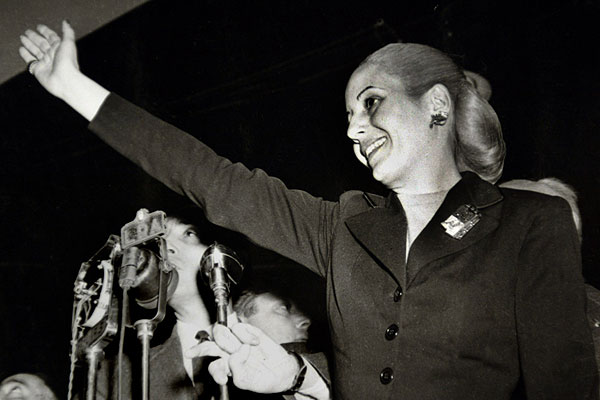 Argentinos recuerdan a Eva Perón a 98 años de su natalicio