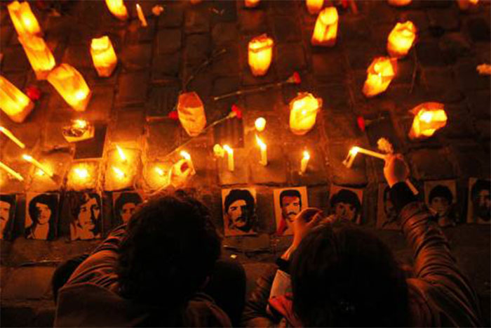 Un millar de velas encendidas recordaron a las víctimas de Pinochet