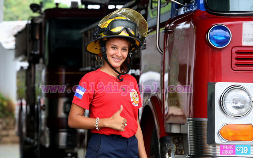 ¿Quién dijo que ser bombero es cosa de hombres?