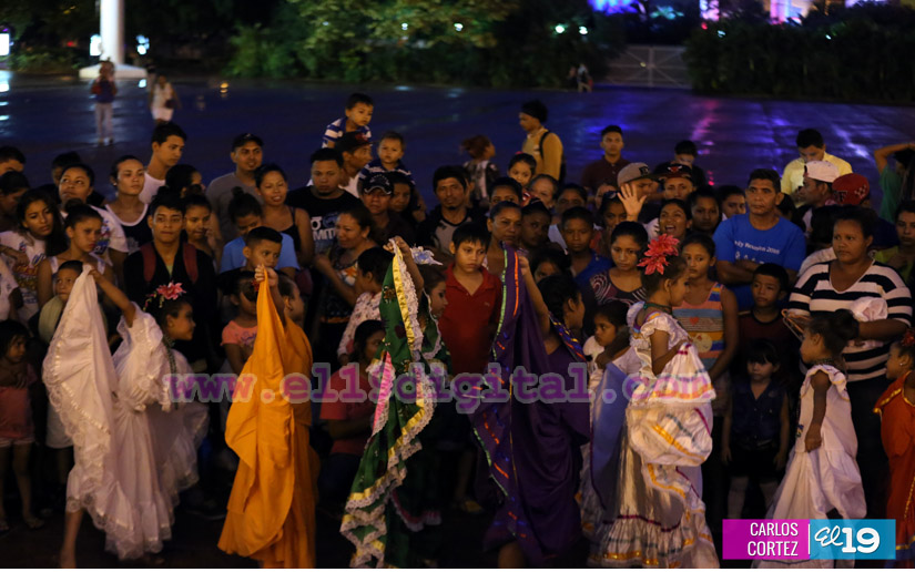 Familias disfrutan Festival Cultural en honor a Sandino en la Plaza de la Revolución