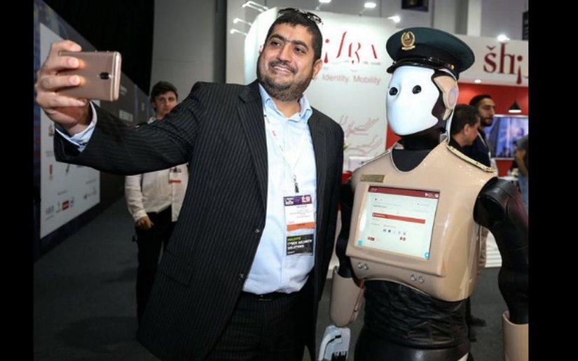 El primer robot policía del mundo fue presentado en Dubái