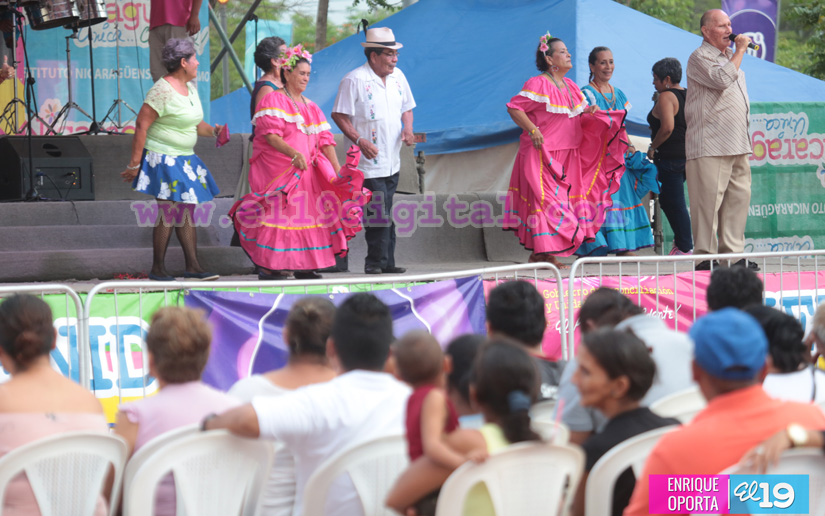 INTUR celebra a las mamás con mariachi y pastel