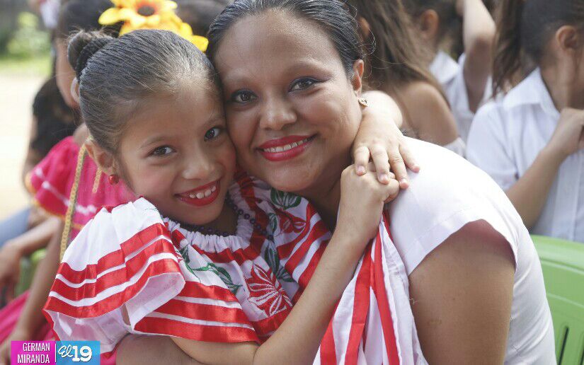 Colegios celebran a las madres nicaragüenses