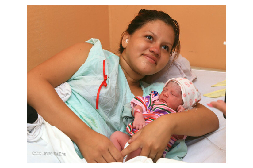 Gobierno brinda amor y atenciones a las primeras madres de este día 