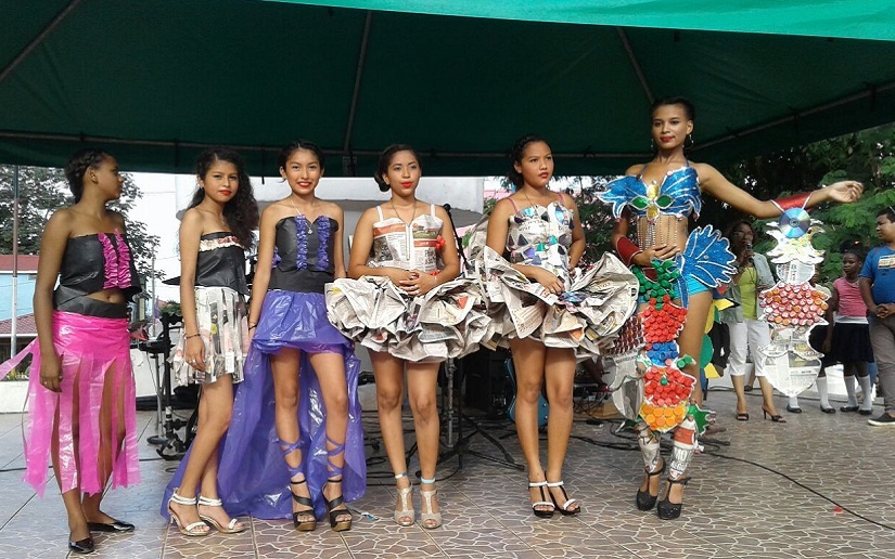 Juventud de Bluefields se luce con pasarela de material reciclado