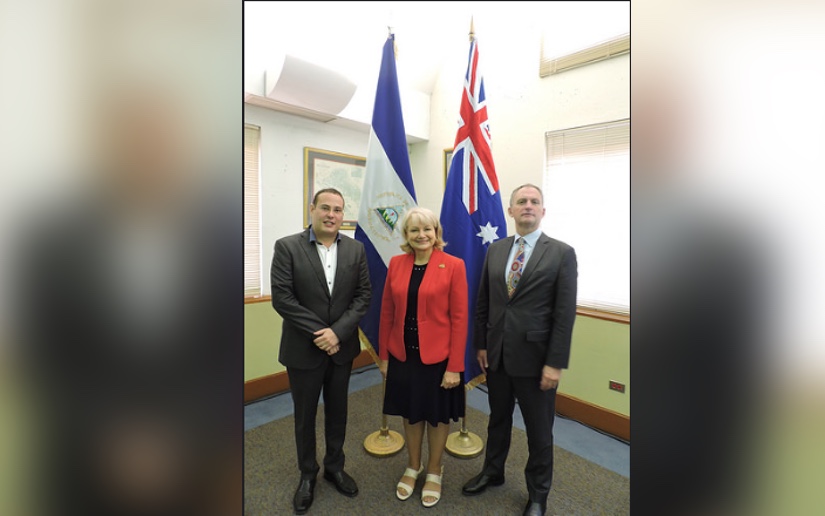 Encuentro de embajadora australiana con autoridades de Cancillería