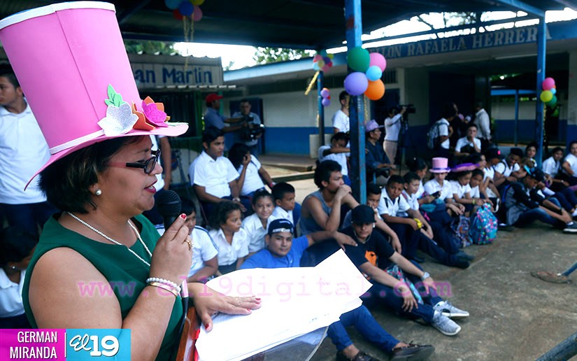 Maestros homenajeados en colegio José de San Martín