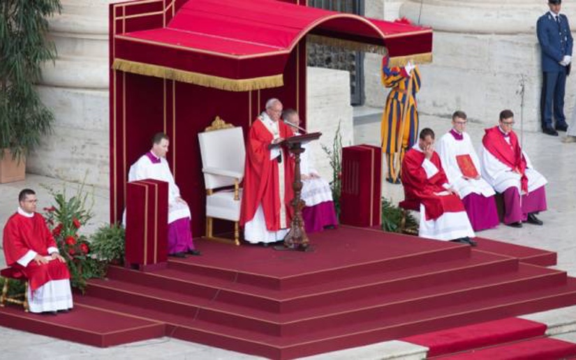 Con tapetes multicolores celebran fiesta del Papa en el Vaticano