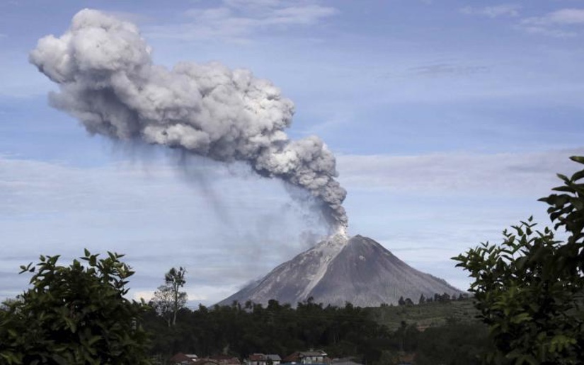 Erupción volcánica en una isla indonesia deja a 10 personas heridas