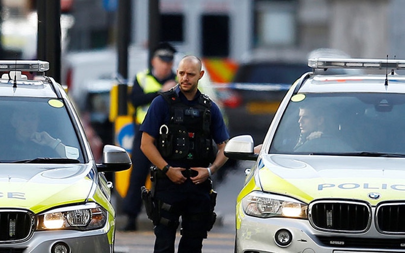 Vehículo embiste a grupo de adolescentes en Londres