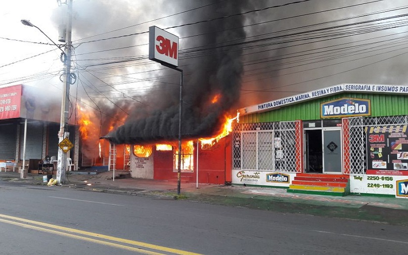 Fuerte incendio consume negocio de Ciudad Jardín - El 19 Digital