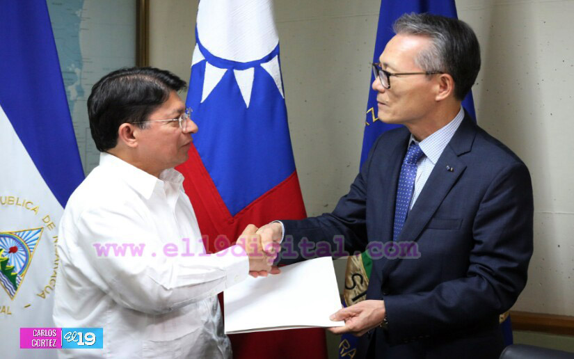 Embajador de China-Taiwán entrega copias de estilo al canciller de Nicaragua