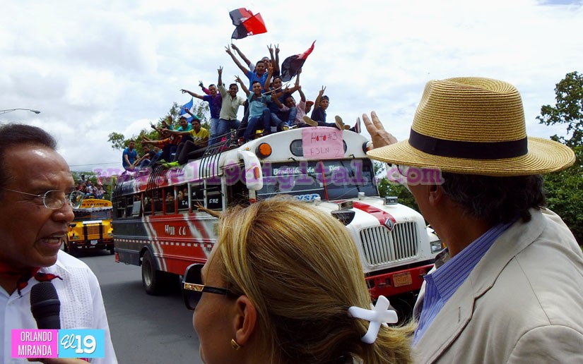 Periodistas mexicanos de La Ofensiva Final saludan caravanas para celebración 38/19