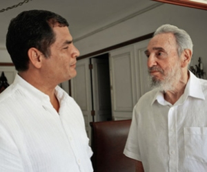 Correa dialoga con Fidel Castro y Raúl Castro durante su visita a Cuba