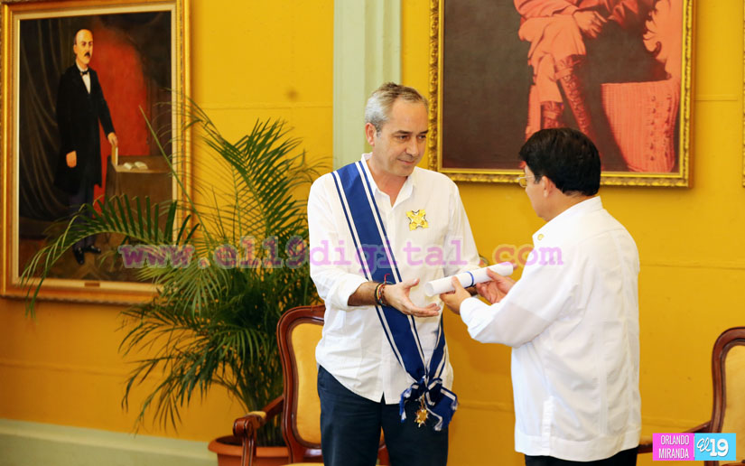 Nicaragua entrega “Orden José de Marcoleta” a Coordinador General de AECID