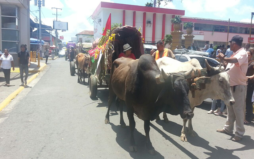 Devotos llevan ofrendas en carretas a Santiago en Jinotepe