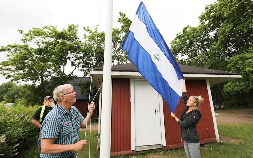 Bandera nicaragüense ondea en Loviisa, Finlandia