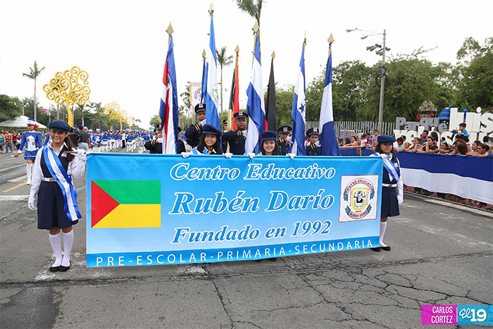 Estudiantes del distrito VII desfilan en celebración a la patria