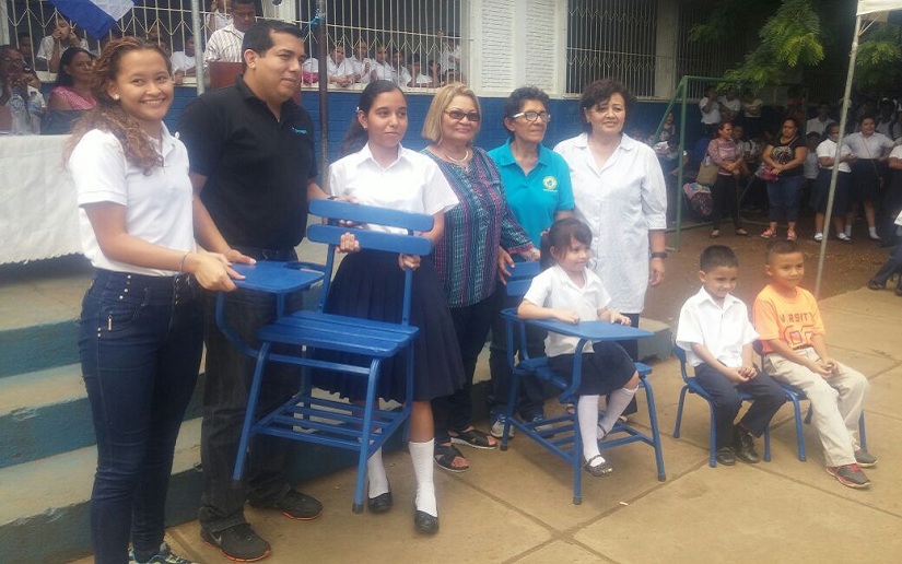 Empresarios sandinistas entregan pupitres