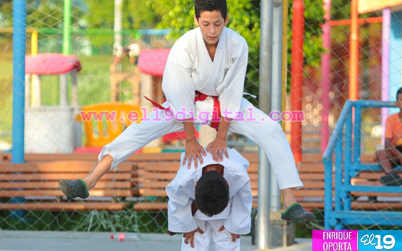 Exhibición de Karate en parque 1 de Mayo