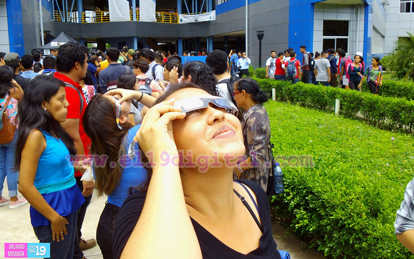 Capitalinos disfrutan del eclipse solar