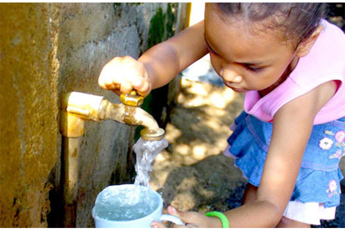 Jóvenes aprenden a preservar el agua
