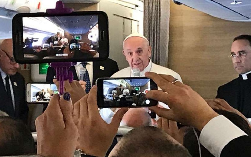 Desde el avión, el Papa pide oraciones por paz en Colombia y diálogo en Venezuela