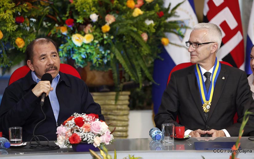 Comandante Daniel Ortega condecora a Secretario General de la Interpol