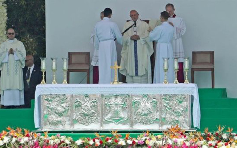 Papa llama en Medellín a la Iglesia a involucrarse y renovarse