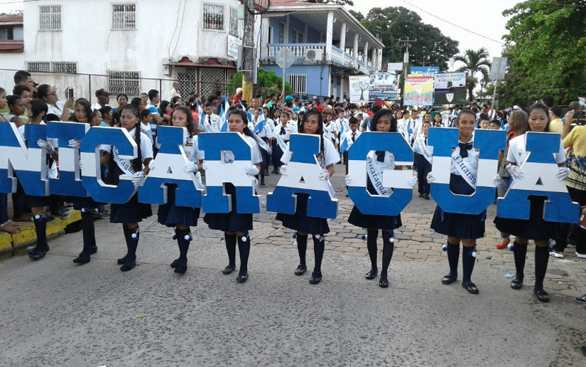 Estudiantes de Secundaria de Bluefields desfilan en Amor a Nicaragua